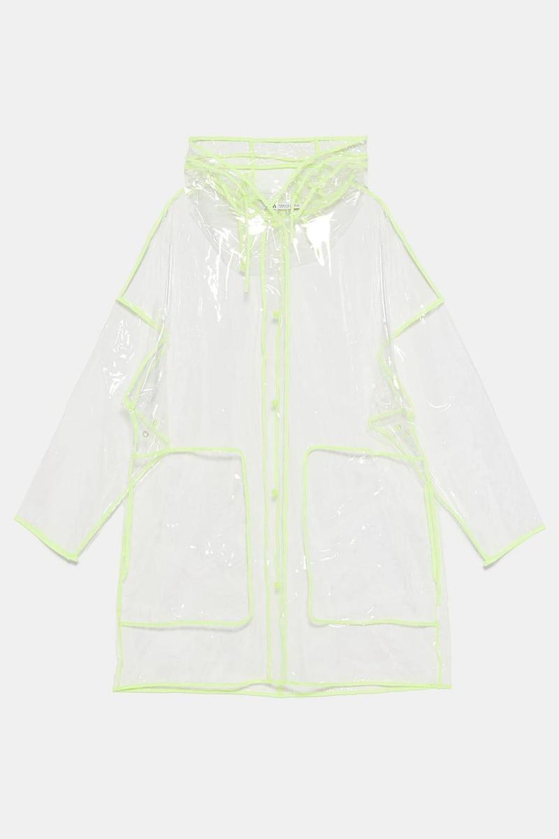 Chubasquero transparente de Zara (Precio: 29,95 euros)