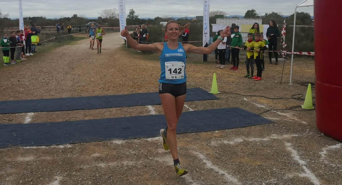 Raquel Hernández festeja el triunfo en el cross de Guadalcázar de 2019.