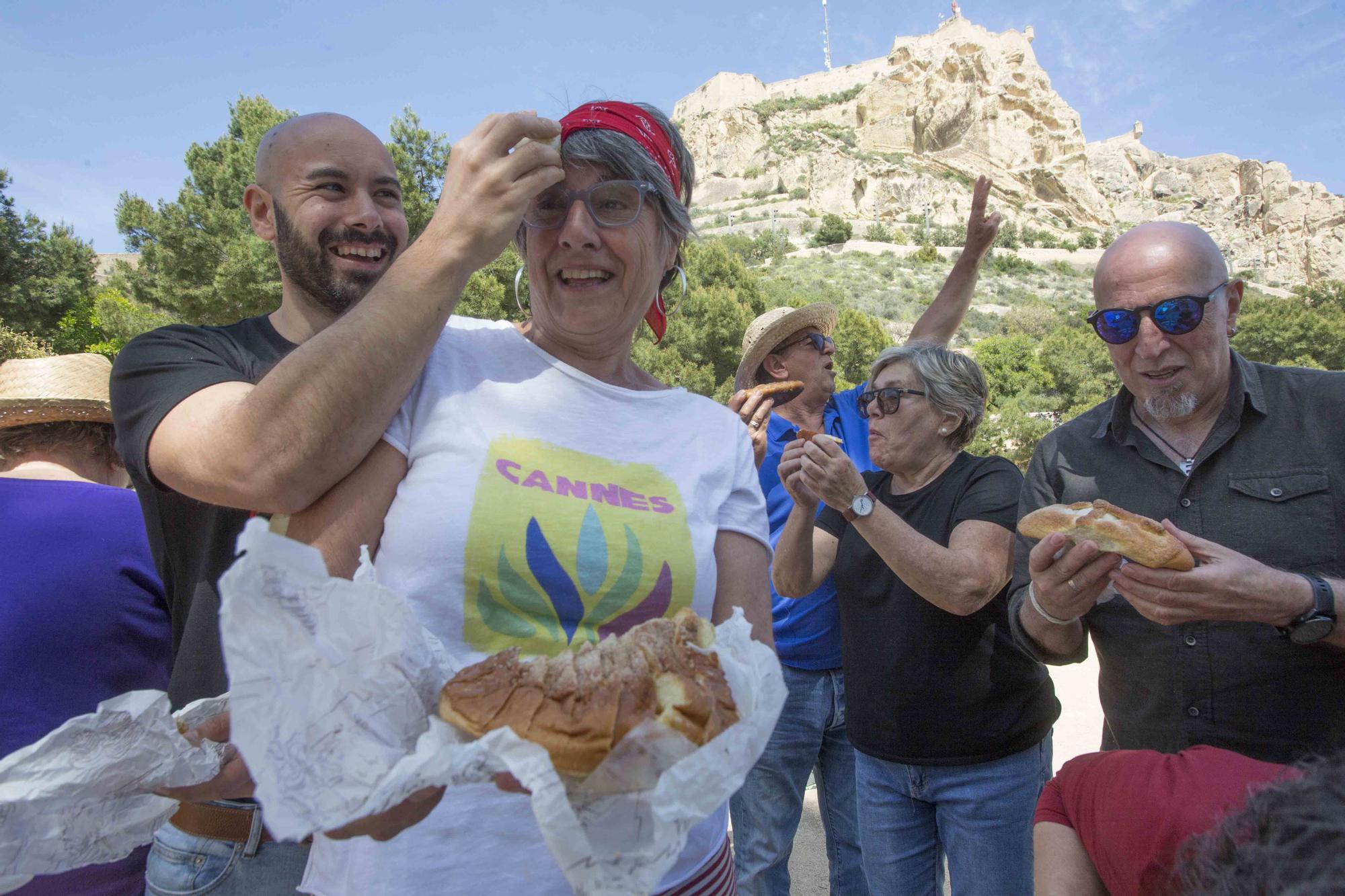 Mona reivindicativa en las faldas del Castillo de Santa Bárbara