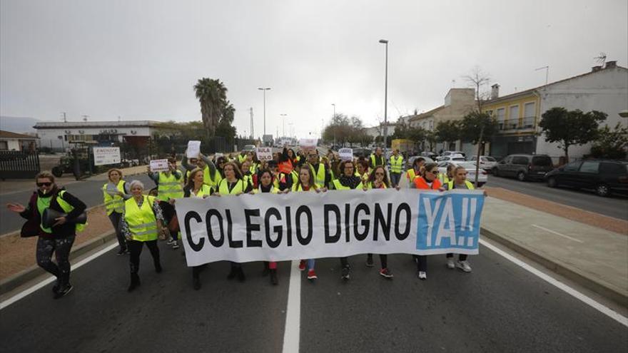 Nueva protesta de padres del colegio de Villarrubia por el mal estado del centro