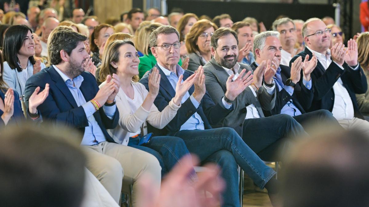 (I-D) El presidente de Región de Murcia, Fernando López Miras; la portavoz del PP en el Congreso, Cuca Gamarra; el presidente del Partido Popular, Alberto Nuñez Feijóo; el presidente del PP en Castilla-La Mancha, Paco Núñez; y el coordinador nacional del PP, Elías Bendodo; aplauden durante la presentación del programa electoral del PP para el 28M, a 26 de marzo de 2023, en Guadalajara, Castilla-La Mancha, (España). El líder del PP ha activado la maquinaría electoral ante las elecciones de mayo y presenta en este acto el programa marco del partido para las elecciones autonómicas y municipales del 28 de mayo. 26 MARZO 2023;ELECCIONES;MITIN;PRECAMPAÑA;POPULARES;PP;PARTIDO POPULAR; Rafael Martín / Europa Press 26/03/2023