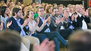 El líder del PP, Alberto Núñez Feijóo, este domingo en un mitin en Guadalajara, entre Paco Núñez, candidato a Castilla-La Mancha, y la secretaria general del partido, Cuca Gamarra.