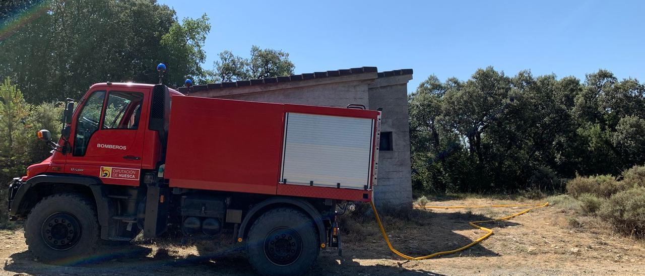 Una cisterna descarga agua en un pueblo de Huesca.