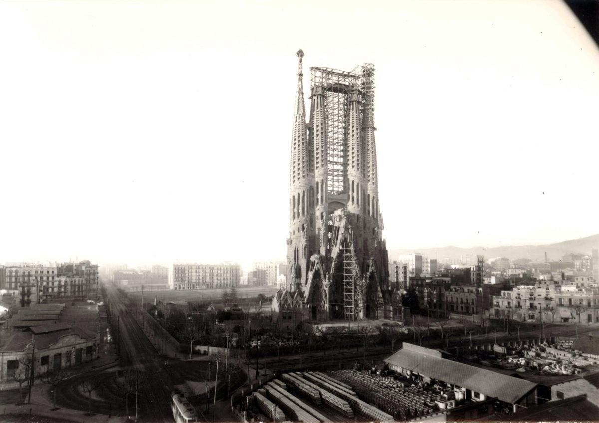 La Fachada del Nacimiento, en 1925 o quizá ya, sin andamios, en 1926.