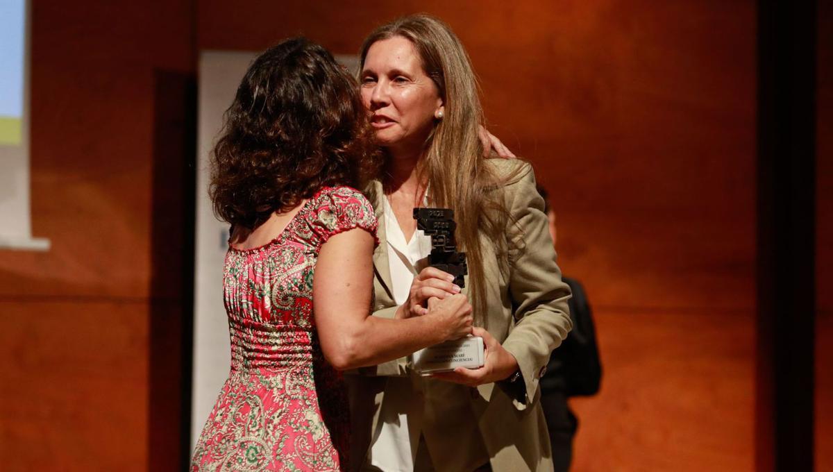 Cristina Martín abraza a Marisina Marí, de Fundación Conciencia, premio a la Acción Social.  | TONI ESCOBAR