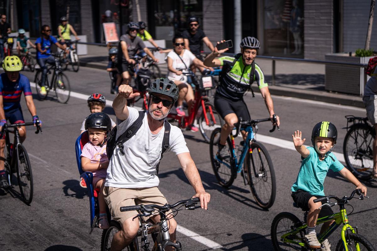 Nueva edición de la Festa de la Bici y la Bicicletada en Barcelona, con el paseo de Lluís Companys convertido, un año más, en punto de encuentro para familias y aficionados al mundo del ciclismo de todas las edades. Un evento que este año ha atraído a cientos de personas y que ha contado con un aliciente añadido: la cuenta atrás hacia la salida del Tour de Francia 2026 desde la capital catalana. Nueva edición de la Festa de la Bici y la Bicicletada en Barcelona, con el paseo de Lluís Companys convertido, un año más, en punto de encuentro para familias y aficionados al mundo del ciclismo de todas las edades. Un evento que este año ha atraído a cientos de personas y que ha contado con un aliciente añadido: la cuenta atrás hacia la salida del Tour de Francia 2026 desde la capital catalana.