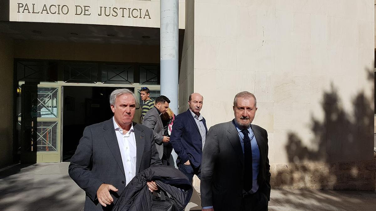 Jesús Castellanos, a la izquierda, saliendo del Palacio de Justicia de Alicante con su abogado.