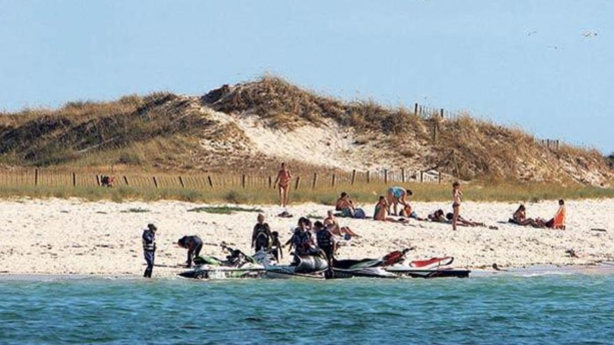 El turismo está dañando el islote Areoso, en A Illa de Arousa.  // J.L.Oubiña