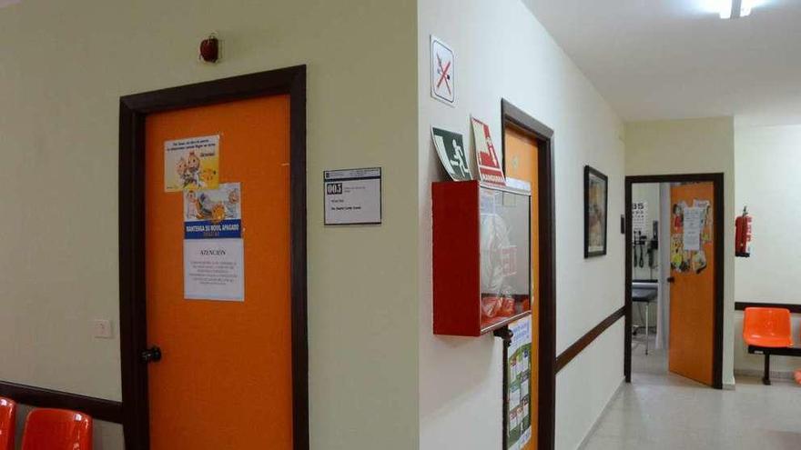 Zona de pediatría del Centro de Salud de Aldán con el cartel de traslado a Cangas hasta nuevo aviso. // G.N.