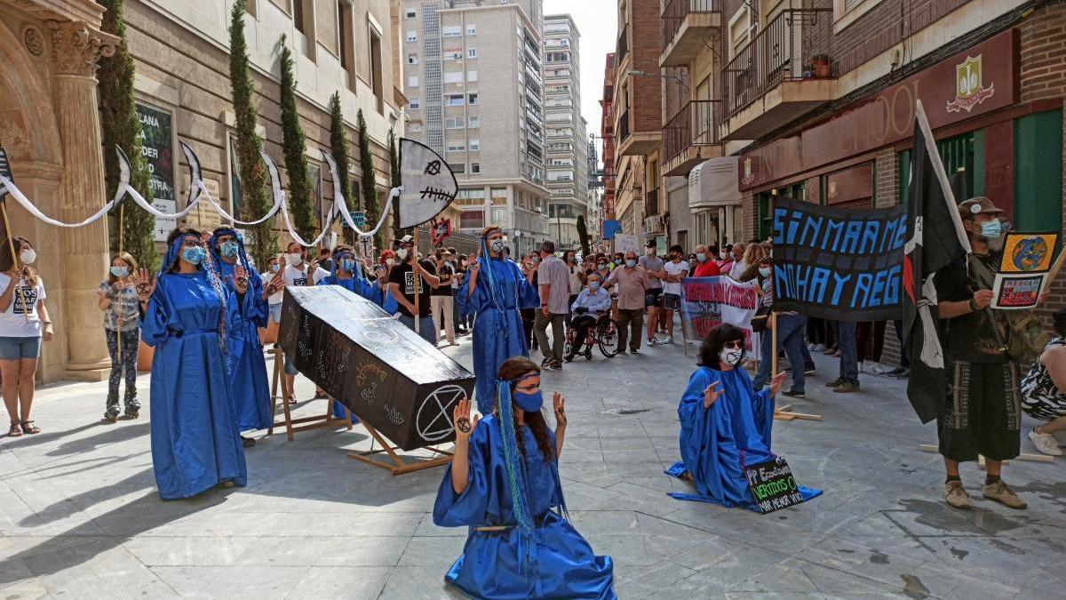 Los manifestantes representaron con un féretro la muerte del Mar Menor.