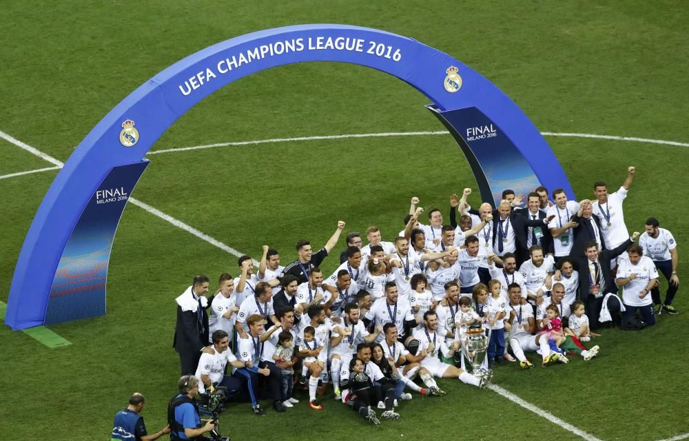 Los jugadores del Real Madrid celebran el título