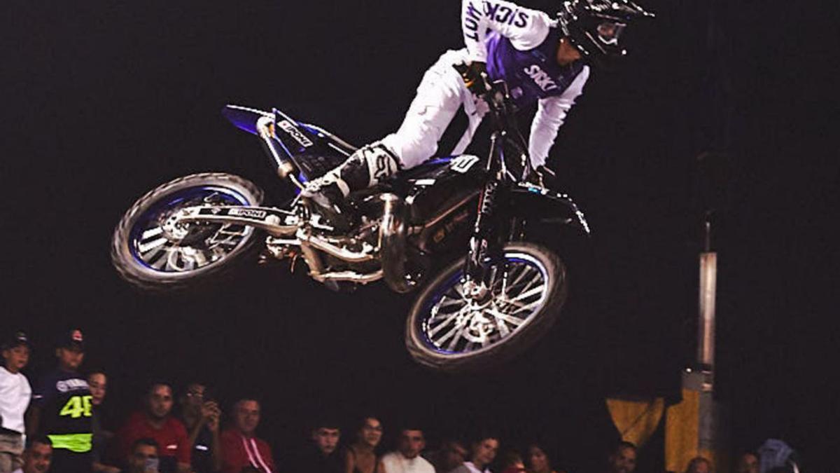 David Rinaldo, en un salto realizado en el espectáculo en Gran Canaria. | | E.D.