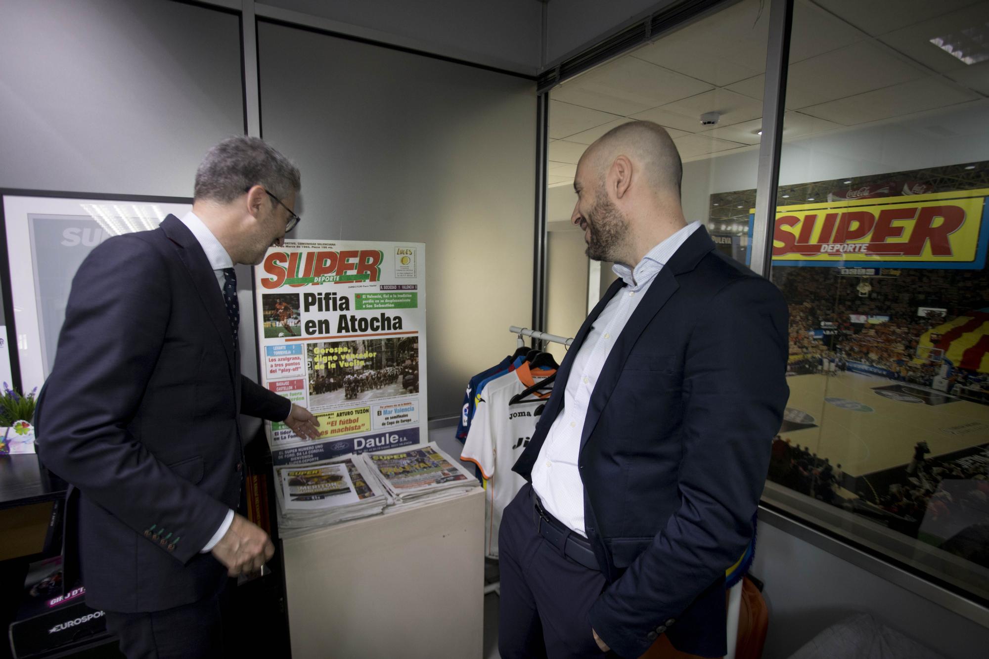La visita del conseller Arcadi España a Levante-EMV y Superdeporte, en imágenes