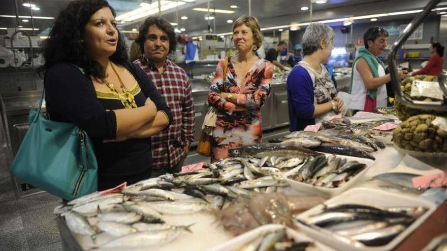 María Luisa Cid, Luis Veira y Merce Carballo en su paseo por el mercado de la plaza de Lugo. carlos pardellas