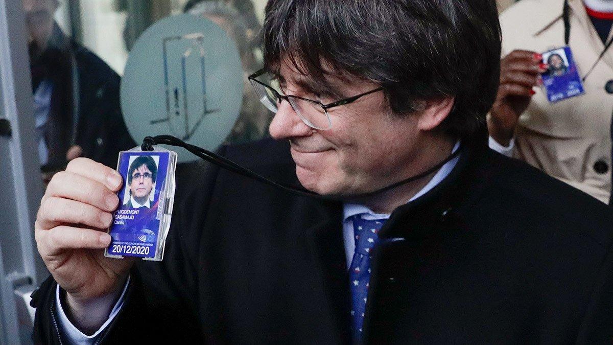 Carles Puigdemont, con la acreditación de eurodiputado