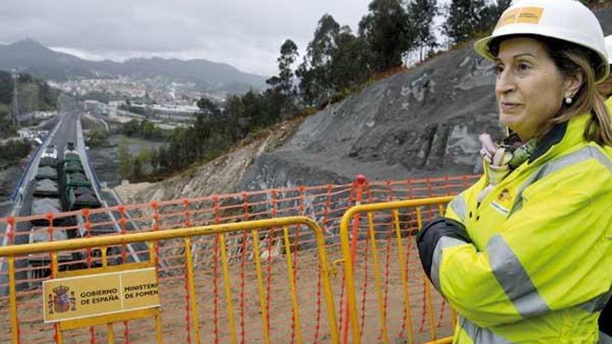 Ana Pastor sigue la prueba de carga realizada ayer sobre el nuevo viaducto de Pontesampaio.  // Noé Parga