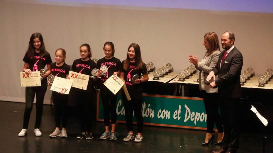 Componentes del club de gimnasia rítmica recogiendo el reconocimiento en categoría regional.