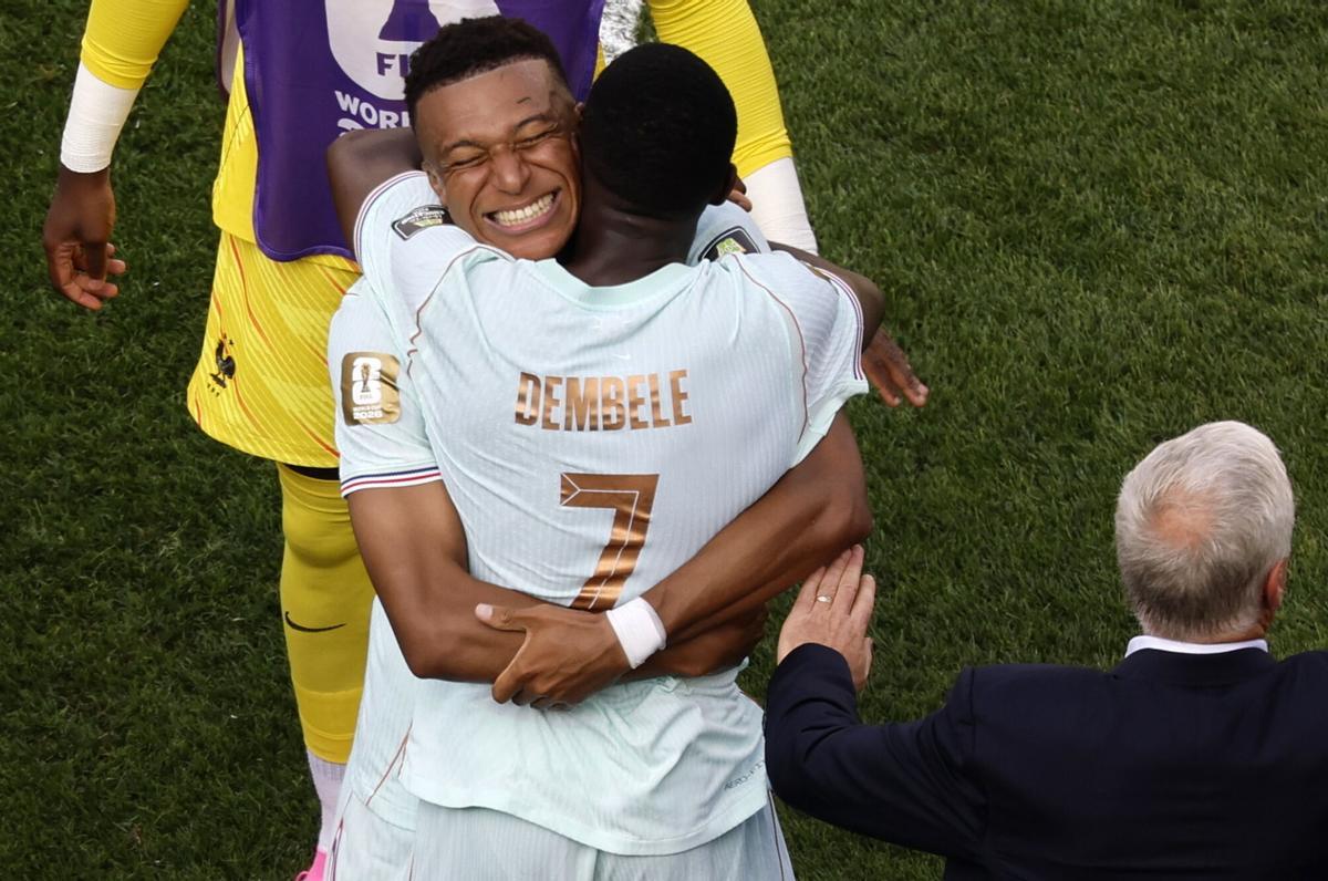Dembélé y Mbappé celebran la victoria de Francia contra Marruecos.