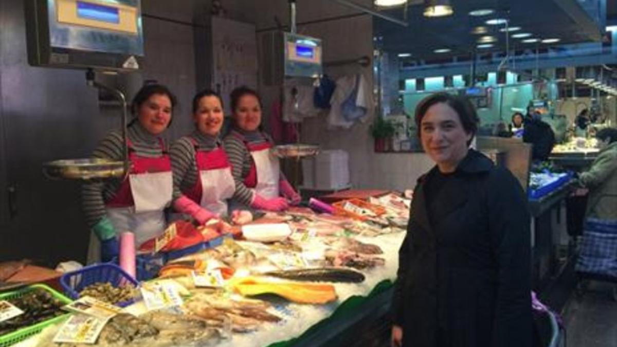 Ada Colau, en el mercado de la Concepció, ayer.