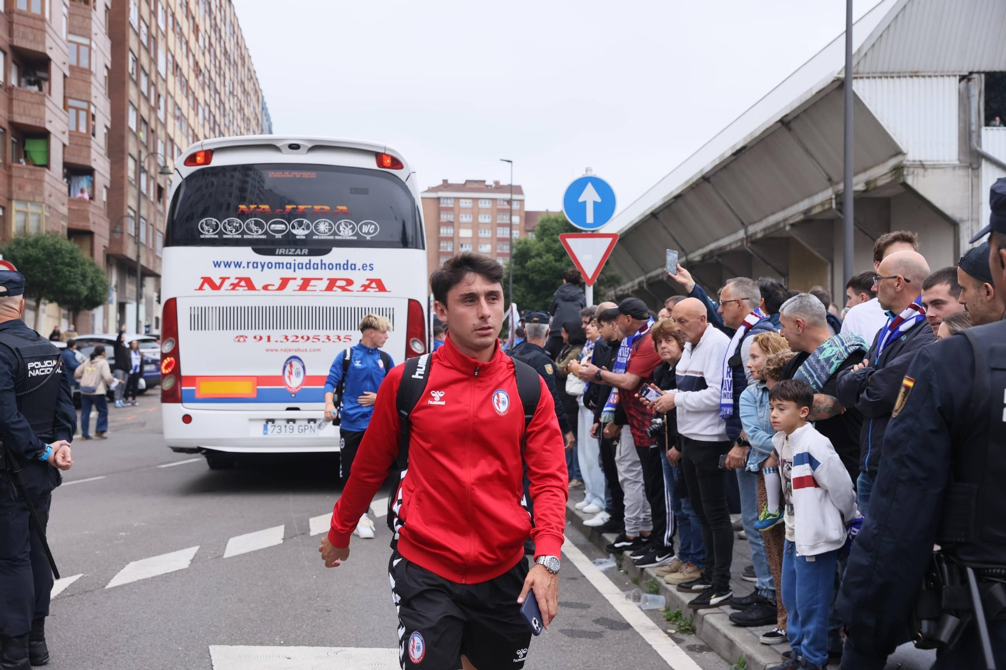EN IMÁGENES: Avilés se tiñe de blanquiazul para la final por el ascenso ante el Rayo Majadahonda