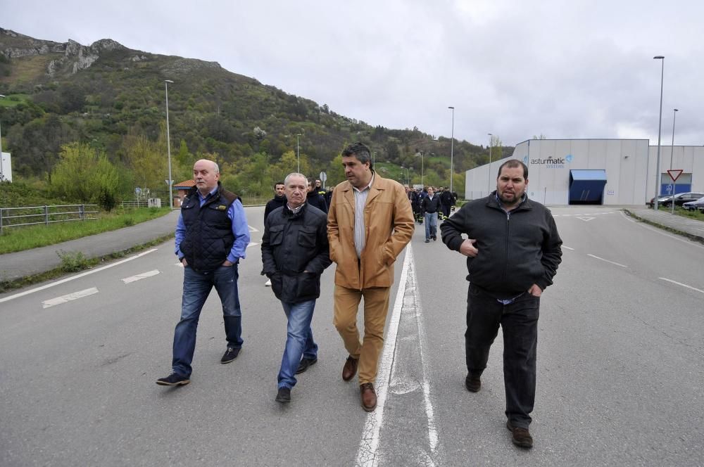 Los trabajadores de Thyssenkrupp en Mieres cortan la carretera