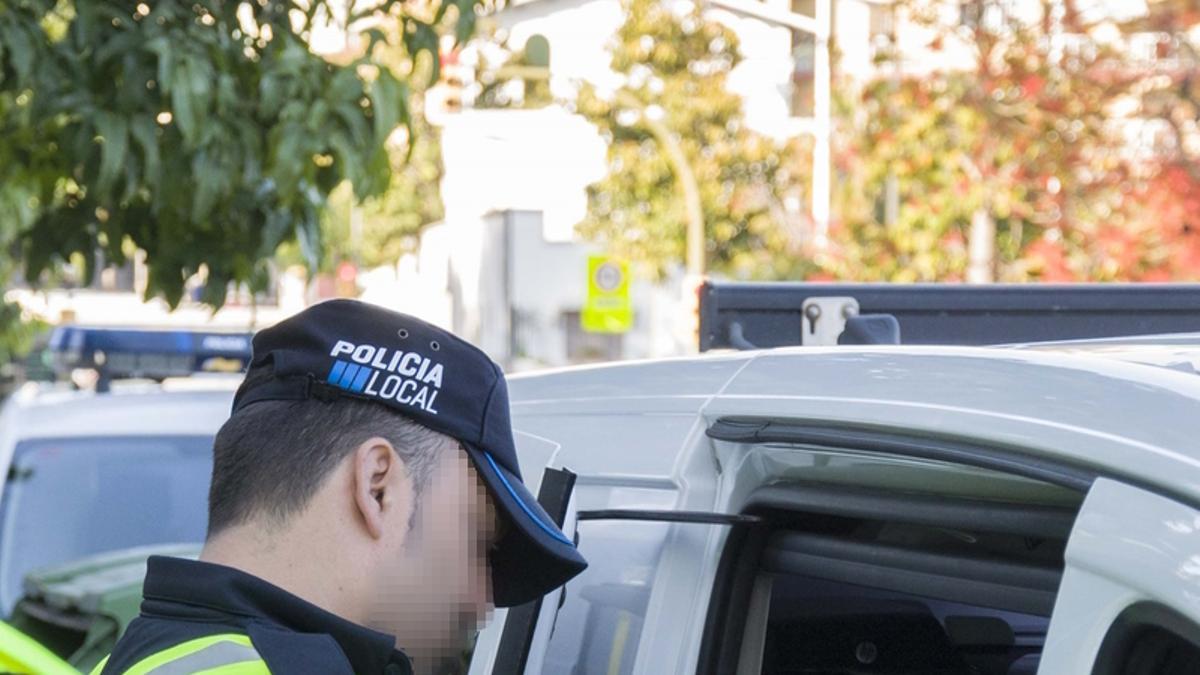 Un agente de la Policía Local de Palma realiza una prueba de alcoholemia.