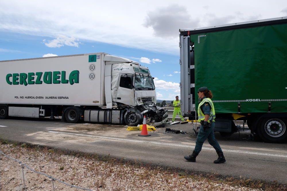 La colisión entre dos camiones corta la autovía a la altura de Villena