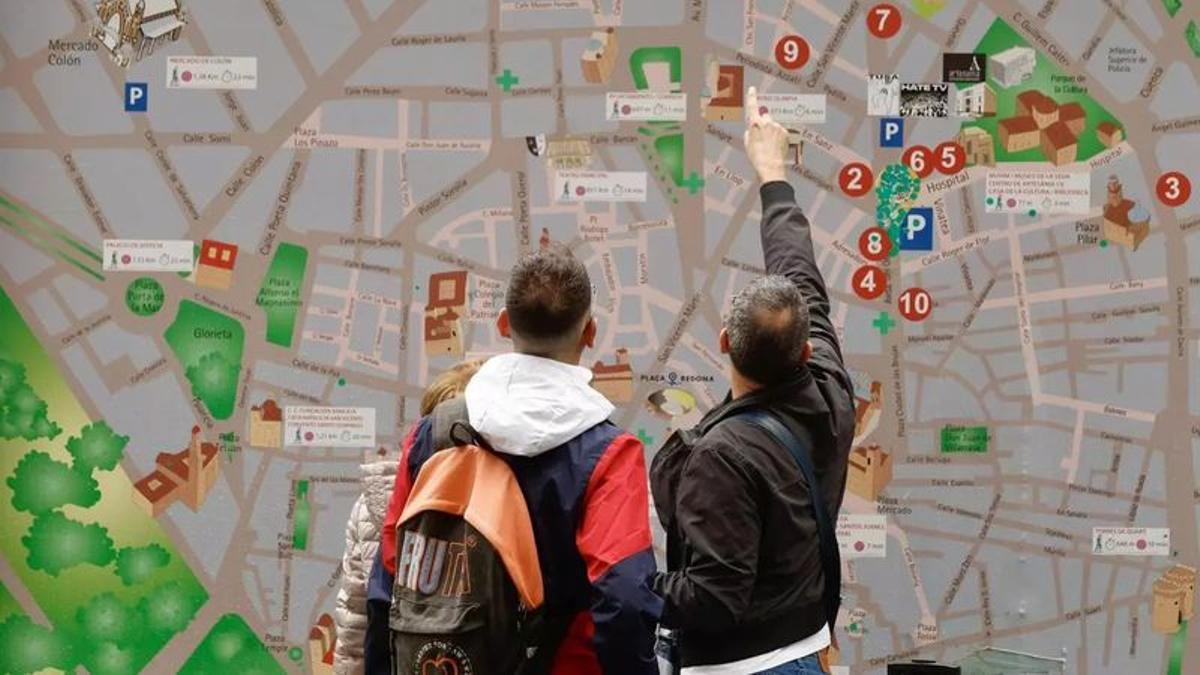 Una pareja de turistas consulta el mapa de la ciudad de València.