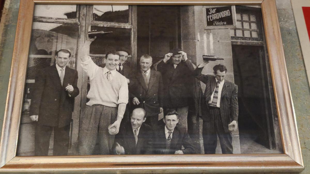 Luis Díaz, a la izquierda, en pleno escanciado a la puerta del Ferroviario.