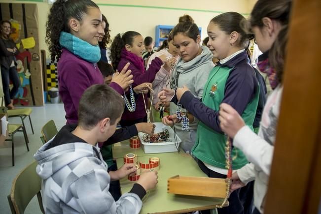 Reportaje al rastrillo organizado por alumnos ...