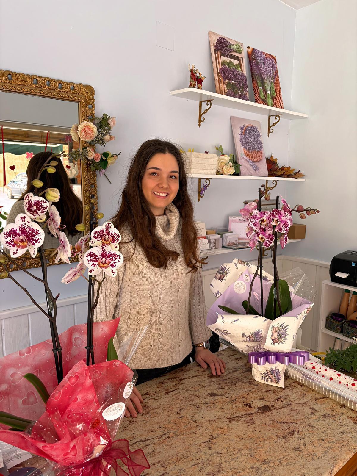Carla López en su floristería Mil Pétalos, en Villalpando.