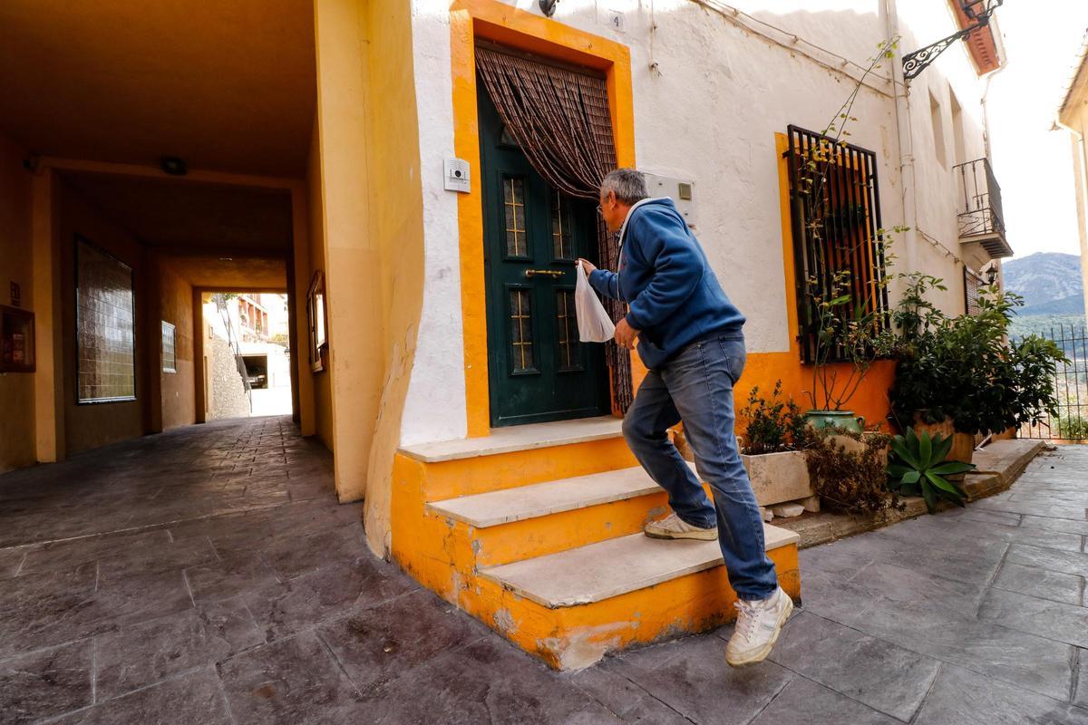 Rafael Doménech repartiendo barras de pan en Benimassot.