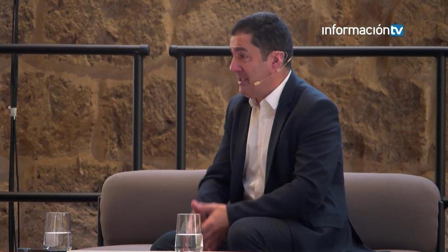 Toni Francés dialoga con Toni Cabot en el Foro Proyectando Alcoy