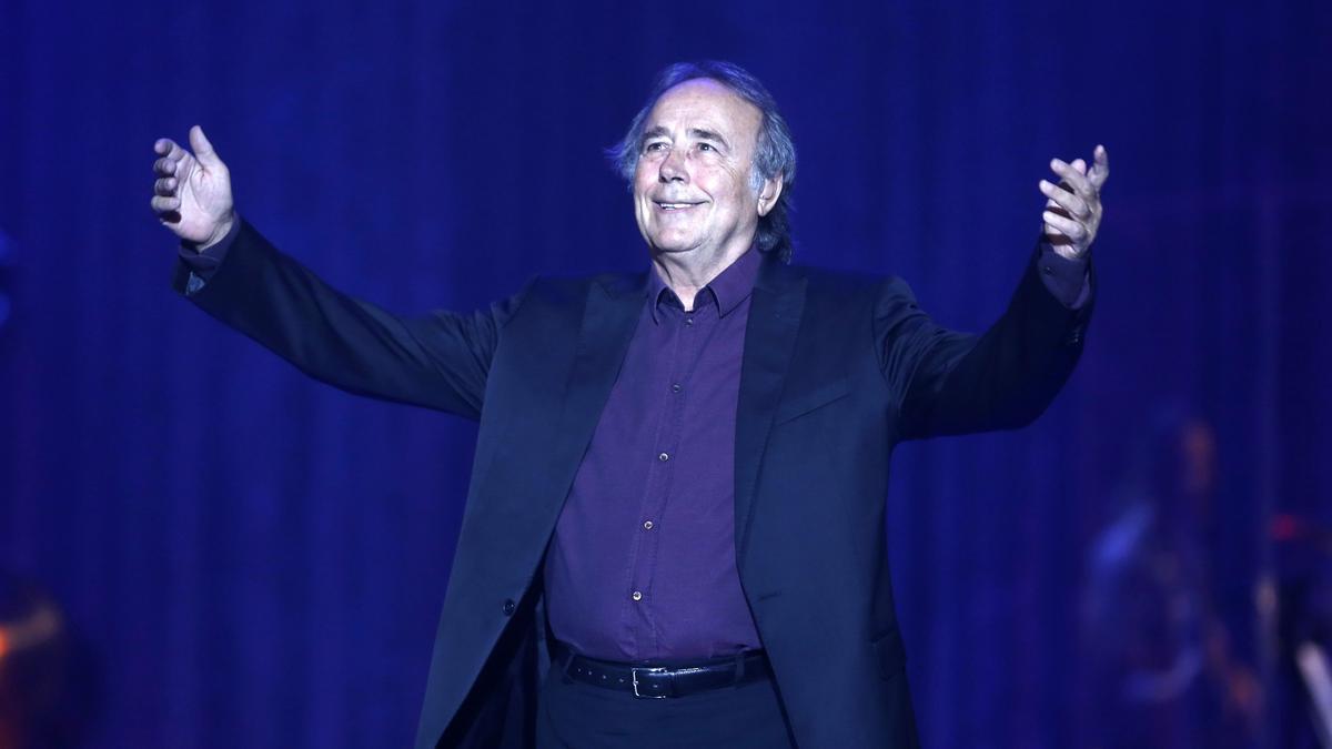 MOMENTO DURANTE LA ACTUACION DEL CANTAUTOR JOAN MANUEL SERRAT EN EL AUDITORIO MAR DE VIGO en 2018