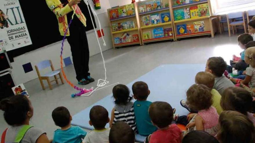 El mago Luigi Ludus con los niños de la escuela infantil La Aldehuela.