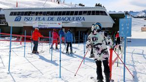 Esquiadores se dirigen a un telesilla en la estación de Baqueira Beret, el 14 de diciembre del 2020.