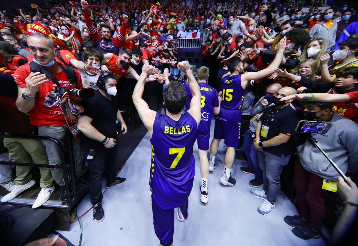Los jugadores del UCAM Murcia, celebrando con la afición la clasificación para semifinales en 2022. | EMILIO COBOS/ACB PHOTO