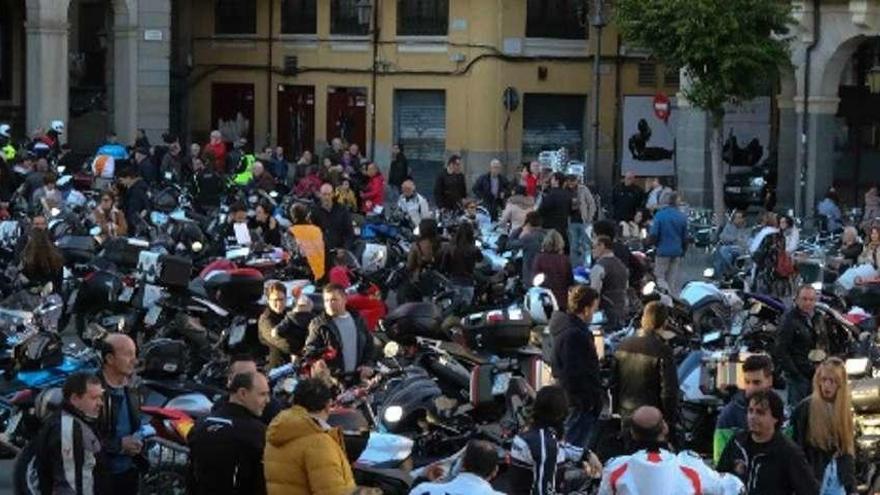 Concentración de motos en la Plaza Mayor.