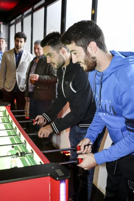 Acto en el Carlos Tartiere en el que varios futbolistas juegan al futbolín con aficionados