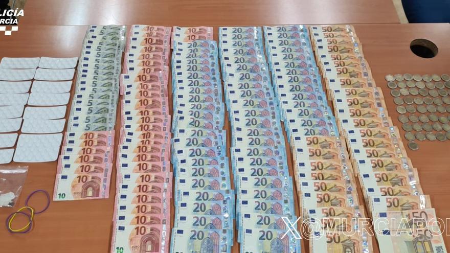 Imagen del dinero y la droga intervenida al detenido