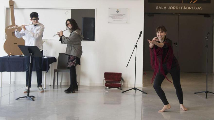 L’homenatge va començar amb una peça de dansa popular acompanyada de música en directe | MIREIA ARSO