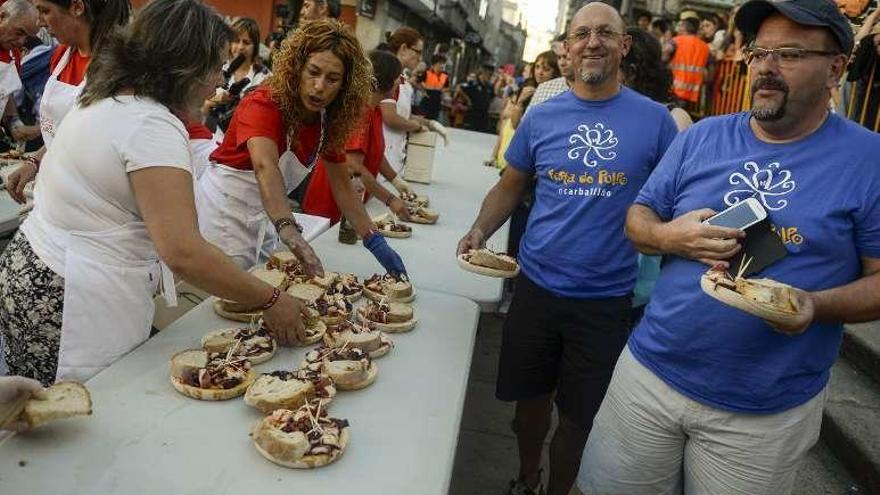 Ya en raciones, el pulpo está listo para comer. // Brais Lorenzo