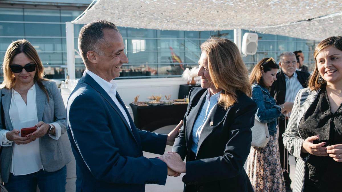 El director de Escale à Sète, Wolfgang Idiri, con la alcaldesa de Castelló, Begoña Carrasco, esta mañana en el Puerto al anunciar que La Spezia (Italia) se suma a esta alianza.