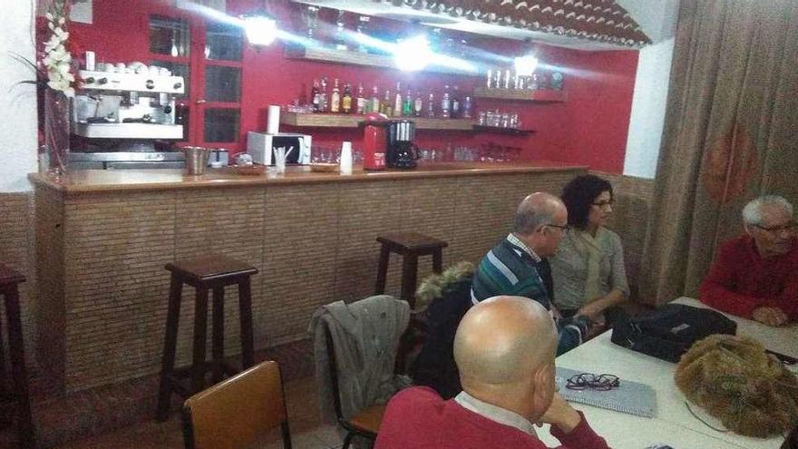 Vecinos de Peleas de Abajo charlan en el bar comunal &quot;Estrella Ibérica&quot;.