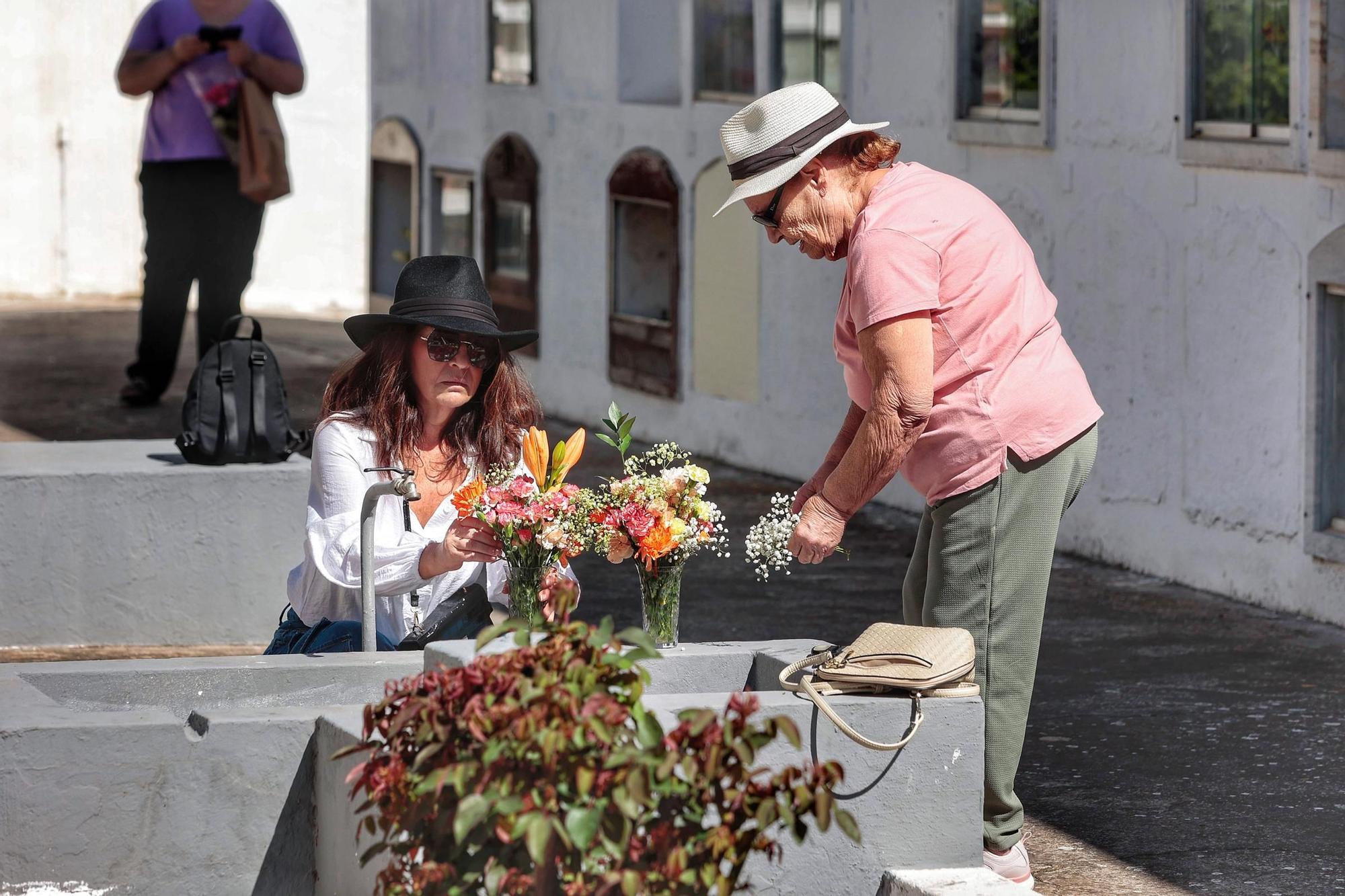 Día de Todos los Santos en el cementerio de San Juan, en La Laguna