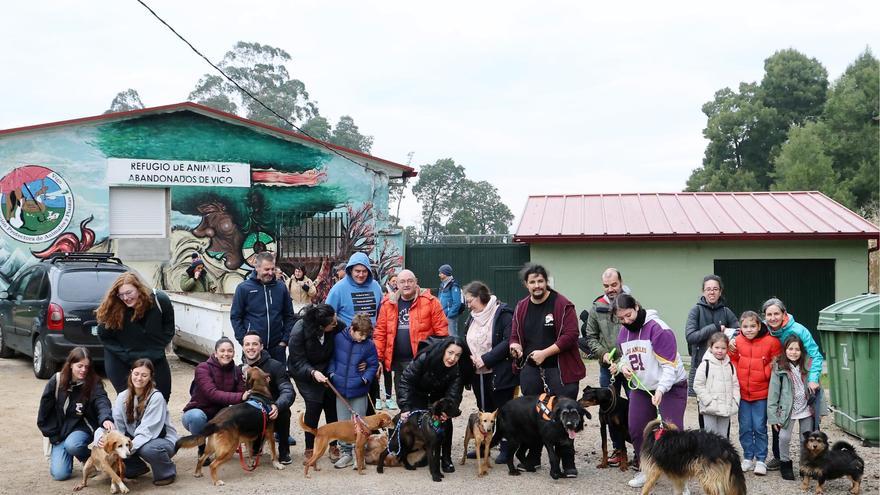 Voluntarios, con perros del refugio de A Madroa.