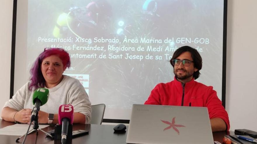 La concejala de Medio ambiente Mónica Fernández y el técnico del Área Marina del GEN-GOB  Xisco Sobrado.