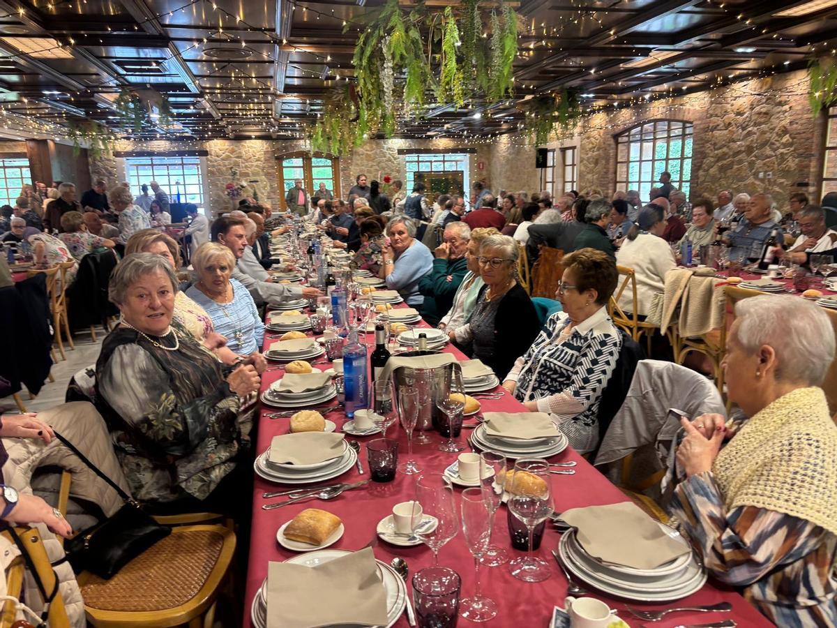 La fiesta de los pensionistas de Lugones para homenajear a su "jubilado mayor" La fiesta de los pensionistas de Lugones para homenajear a su "jubilado mayor"
