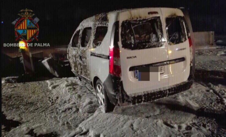 Un coche arde en el segundo cinturón de Palma