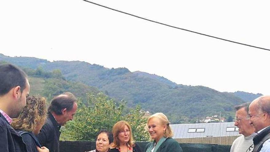 Mercedes Fernández y miembros del PP de Mieres conversan con una vecina de Turón.